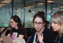 El 40% de las madres latinas en EE. UU. prefiere tecnología a joyas para su día, según sondeo