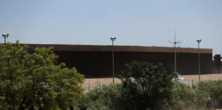 Migrantes en la frontera de México acusan a guardias texanos de disparar balas de goma y gas