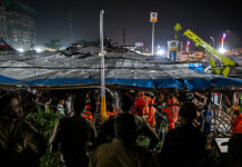 Al menos 4 muertos y 64 heridos al desplomarse una valla sobre una gasolinera en la India