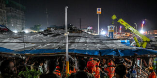 Al menos 4 muertos y 64 heridos al desplomarse una valla sobre una gasolinera en la India