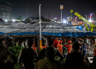 Al menos 4 muertos y 64 heridos al desplomarse una valla sobre una gasolinera en la India