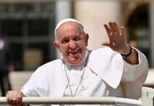 El papa dice a niños en parroquia de Roma que nadie debe ser condenado si no cree en Dios