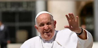 El papa dice a niños en parroquia de Roma que nadie debe ser condenado si no cree en Dios