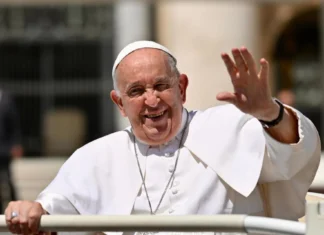 El papa dice a niños en parroquia de Roma que nadie debe ser condenado si no cree en Dios