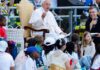 El papa celebra misa para miles de niños y pide que recen para que no haya guerras