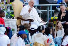El papa celebra misa para miles de niños y pide que recen para que no haya guerras
