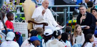 El papa celebra misa para miles de niños y pide que recen para que no haya guerras