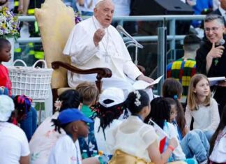 El papa celebra misa para miles de niños y pide que recen para que no haya guerras