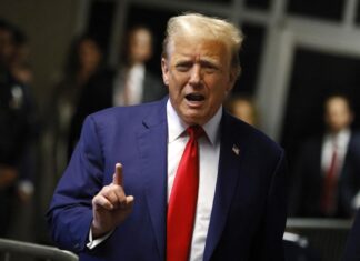 Juez dice a Donald Trump que considera posibilidad de encarcelarlo por desacato de orden mordaza