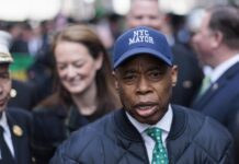 Alcalde de Nueva York propone contratar a inmigrantes como socorristas de piscina y playa