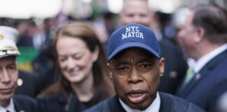 Alcalde de Nueva York propone contratar a inmigrantes como socorristas de piscina y playa