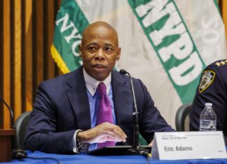 El alcalde de Nueva York viaja a Italia para buscar “soluciones” al problema migratorio