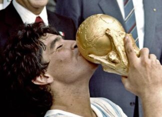 La casa de subastas suspende la venta del Balón de Oro mundialista de Maradona