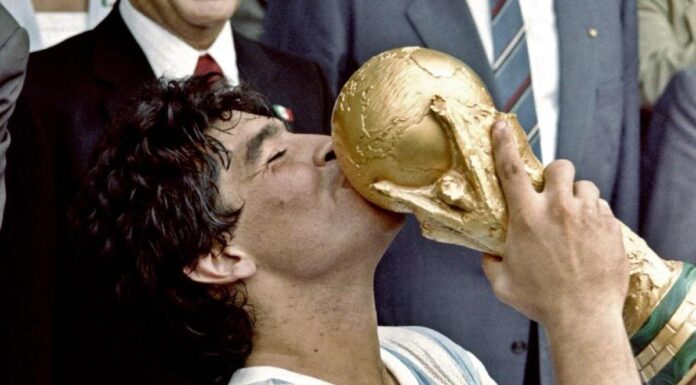 La casa de subastas suspende la venta del Balón de Oro mundialista de Maradona