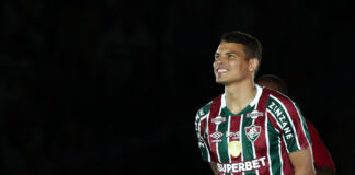 Thiago Silva celebra la vuelta a «casa» en su abarrotada presentación con el Fluminense