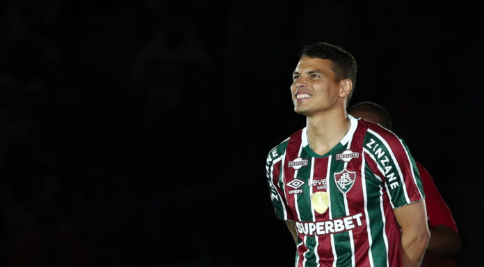 Thiago Silva celebra la vuelta a «casa» en su abarrotada presentación con el Fluminense