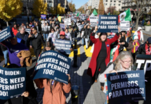 EE. UU. lanza un plan para regularizar a migrantes casados con estadounidenses