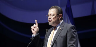 Expresidentes de Costa Rica critican al mandatario Rodrigo Chaves por decir que en el país hay «dictadura»