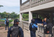 Agentes policiales intervienen aldea de Tela para indagar sobre la desaparición de 13 personas