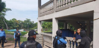 Agentes policiales intervienen aldea de Tela para indagar sobre la desaparición de 13 personas