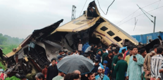 Choque de trenes en la India deja 15 muertos y decenas de heridos