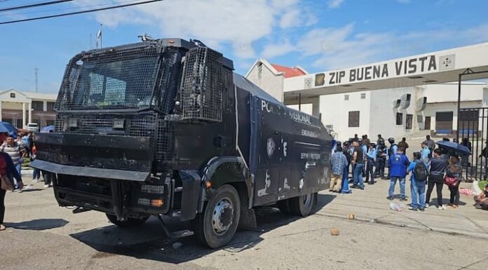 Antimotines desalojan protesta de operarios de maquila en SPS