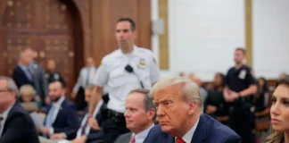 Trump es interrogado por un oficial en una audiencia previa a que se anuncie su sentencia