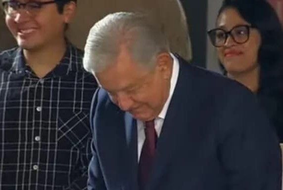 López Obrador vota en las elecciones presidenciales de México