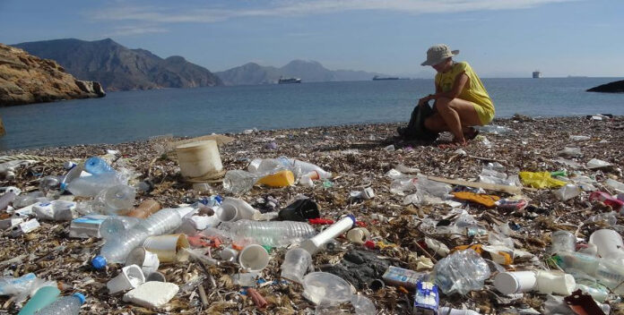 Científicos trazan el mapa más completo de la basura que inunda el Mediterráneo