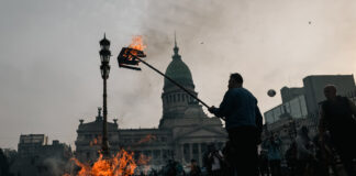 Reformas clave de Javier Milei se debaten en una sesión de final abierto y violencia en la calle