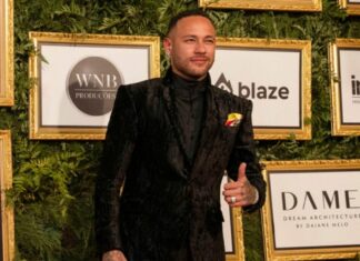 Neymar subasta una zapatilla bañada en oro para recaudar fondos que apoyen programas sociales