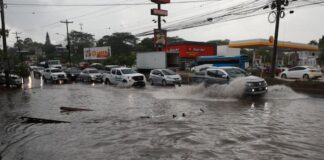 Lluvia en la capital deja inundaciones en colonias y bulevares