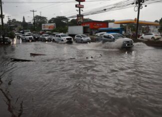Lluvia en la capital deja inundaciones en colonias y bulevares