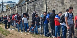 Cientos de personas llegan hasta una maquila en El Progreso con la esperanza de conseguir empleo