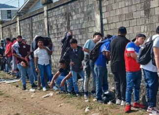 Cientos de personas llegan hasta una maquila en El Progreso con la esperanza de conseguir empleo