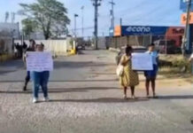 Familiares protestan en Roatán por la negación a la extradición de Gilbert Reyes.