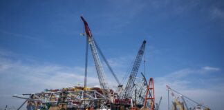 El buque que derribó el puente de Baltimore abandona el puerto para ser reparado