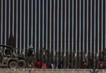 La Guardia Nacional de Texas busca disuadir con altavoces a migrantes que están en México