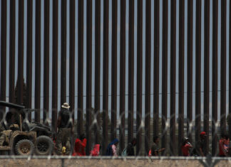 La Guardia Nacional de Texas busca disuadir con altavoces a migrantes que están en México