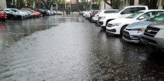 Inundaciones y vuelos cancelados en Florida dejan lluvias que no cesarán hasta el sábado