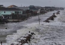 La costa de Texas sufre inundaciones antes de la llegada de la tormenta tropical Alberto