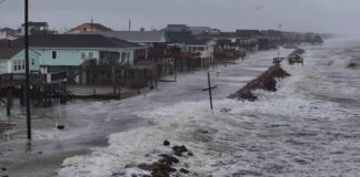 La costa de Texas sufre inundaciones antes de la llegada de la tormenta tropical Alberto