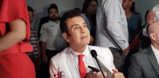 Salvador Nasralla y diputados son juramentados en el Partido Liberal