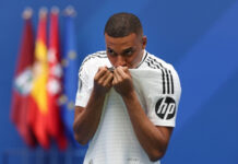 Mbappé desata la locura en su presentación: besos al escudo y un “¡Hala Madrid!”