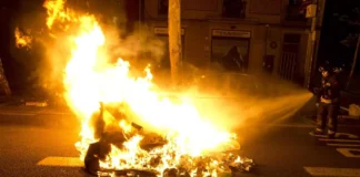 Detienen a un joven hondureño tras incendiar cuatro carros y una moto en Barcelona