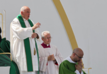 El papa critica el uso de la fe «para aprovecharse de la gente»