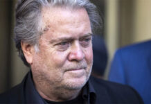 Steve Bannon, exasesor de Donald Trump, llega a prisión para cumplir con una condena de cuatro meses