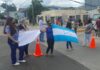 Miembros de la APO-AUTIS protestan en el bulevar Suyapa, exigiendo pago de su presupuesto estatal