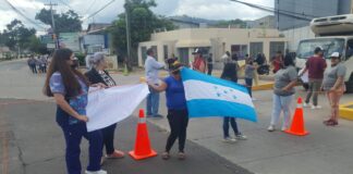 Miembros de la APO-AUTIS protestan en el bulevar Suyapa, exigiendo pago de su presupuesto estatal