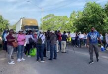 Docentes bloquean el puente del río Danto en La Ceiba para exigir una revisión de las reformas a la ley del INPREMA